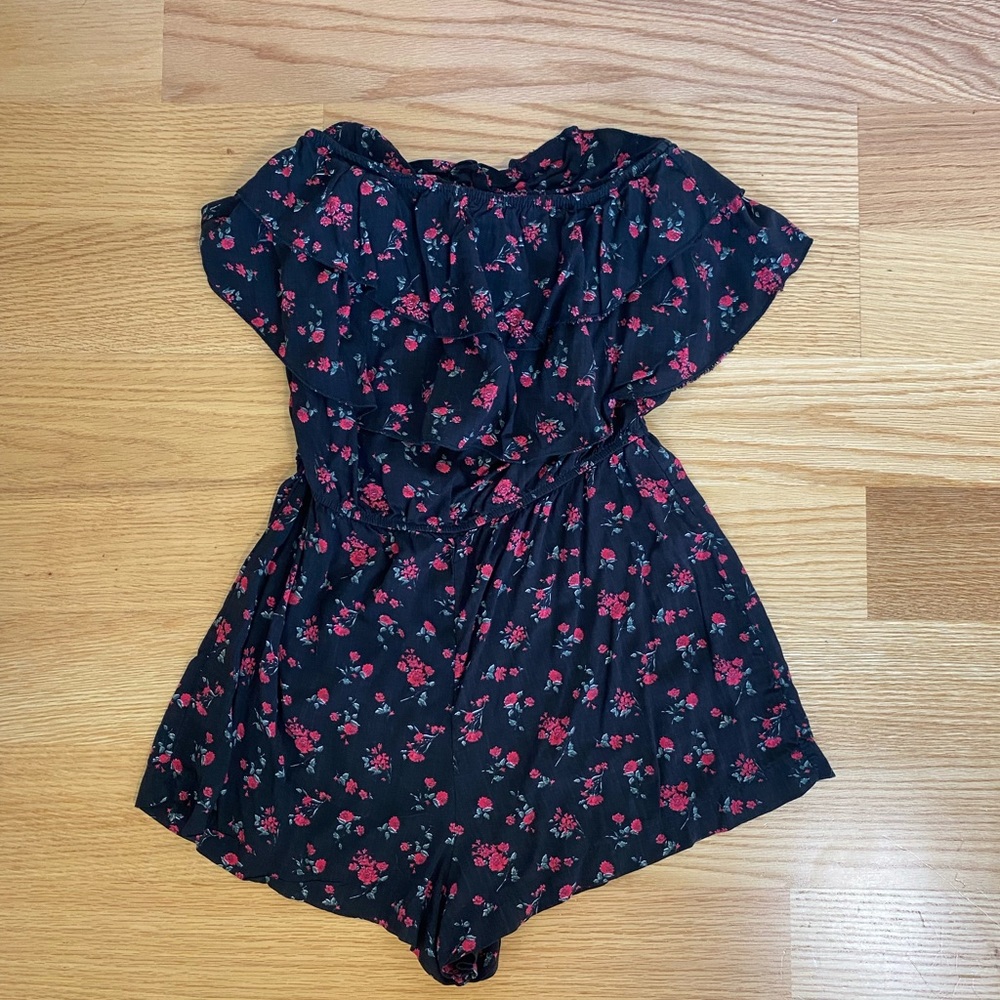 Black with flower accent romper❤️